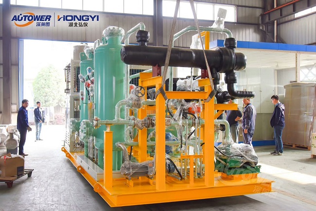     LNG氣化調(diào)壓撬的調(diào)試和注意事項,關于LNG氣化調(diào)壓撬站的安全管理工作。  LNG氣化調(diào)壓撬的調(diào)試和注意事項  ①制定合理的操作規(guī)章制度      應制定合理的LNG裝卸車操作規(guī)程、LNG儲罐倒罐操作規(guī)程、LNG氣化器操作規(guī)程、BOG復熱器操作規(guī)程、儲罐自增壓操作規(guī)程、EAG復熱器操作規(guī)程、卸車增壓器操作規(guī)程、橇裝式調(diào)壓器操作規(guī)程、BOG計量橇操作規(guī)程、LNG離心泵操作規(guī)程、天然氣加臭機操作規(guī)程、中心調(diào)度控制程序切換操作規(guī)程、消防水泵操作規(guī)程、LNG氣化站管道設備維護保養(yǎng)技術和操作手冊等。  ②建立臺賬，管理設備技術資料      應建立維護記錄、巡查巡檢記錄、進出人員管理記錄、各類操作記錄、應急演練記錄、安全活動記錄，管理好設備有關技術資料和各類原始資料等。  ③制定天然氣管道、廠站事故應急預案      應依據(jù)有關法律、法規(guī)及相關規(guī)定，并結(jié)合企業(yè)制度及實際情況，制定天然氣管道、廠站事故應急預案。預案應包含事故不利因素的分析、事故危害、事故分級、事故處理響應等級、處理的程序及后期處理。應經(jīng)常開展不同等級的事故演練和對搶修裝備進行檢查，大型的事故演練要聯(lián)合當?shù)毓蚕?、安全管理部門一同進行。  LNG氣化調(diào)壓撬的調(diào)試和注意事項  ④嚴格執(zhí)行上崗考試制度      各類操作人員獨立操作前必須經(jīng)過公司有關部門組織的考試，成績合格后方可獨立上崗。  ⑤加強對消防、防雷、防靜電設備檢查和管理      加強對LNG氣化站防雷、防靜電設備的定期檢查和維護保養(yǎng)，著重對消防水池、消防泵、消防水炮、儲罐噴淋管及干粉滅火器進行檢查。可燃氣體報警設備需定期維護，確保其完好